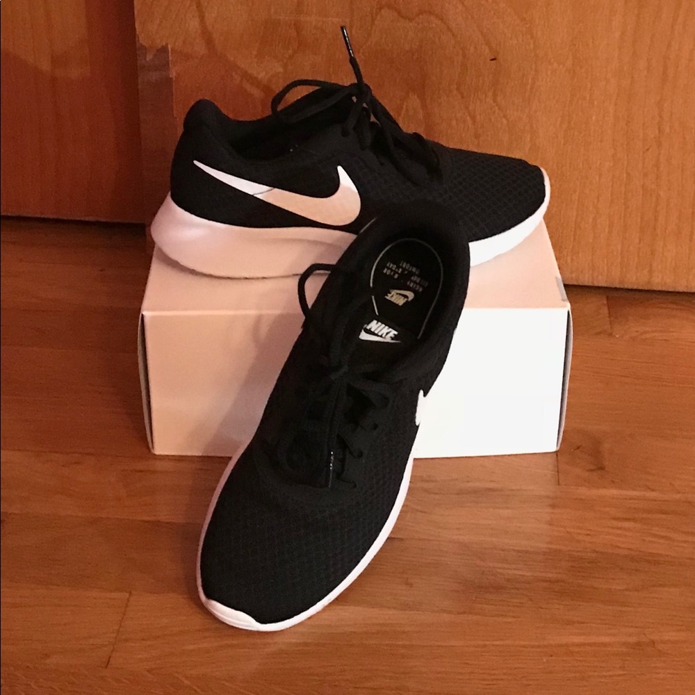 Nike Tanjun Sneakers - Picture 2 of 2